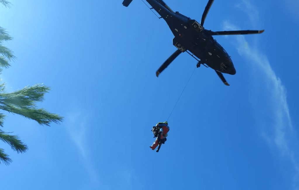 Sicilia, un elicottero HH139B dell’Aeronautica Militare soccorre un escursionista traumatizzato, trasportandolo da Marettimo a Trapani&nbsp;(video)