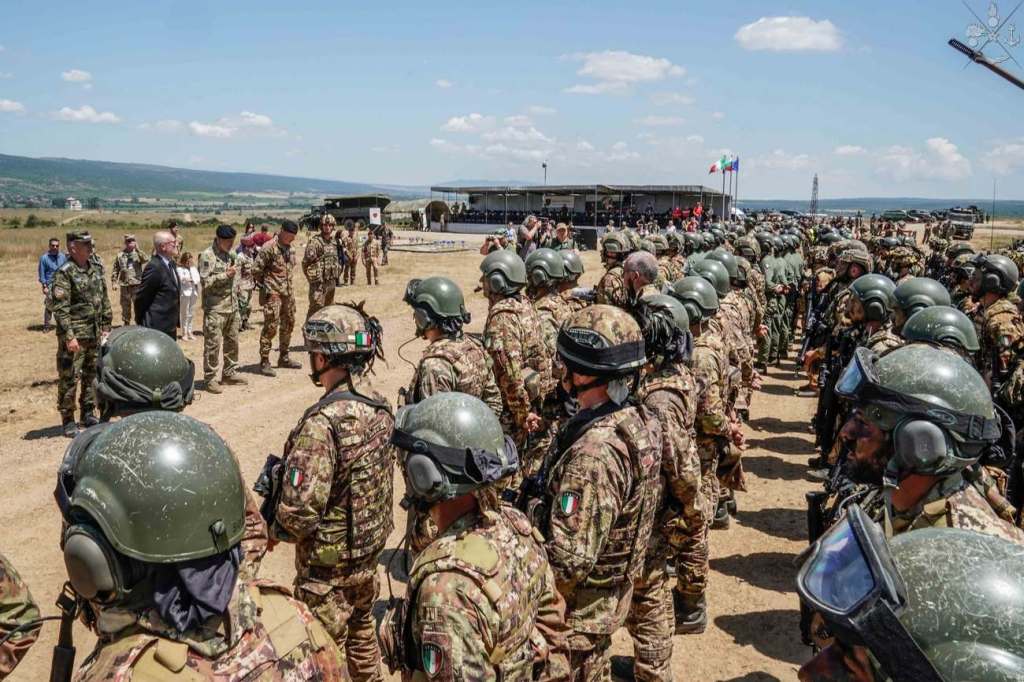 Bulgaria, esercitazione eVA ’23, il Capo di SMD ammiraglio Giuseppe Cavo Dragone in visita al contingente&nbsp;italiano