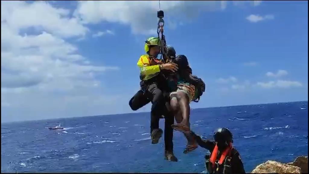 Difesa: concluso positivamente il salvataggio di 29 migranti con elicottero dell’Aeronautica Militare