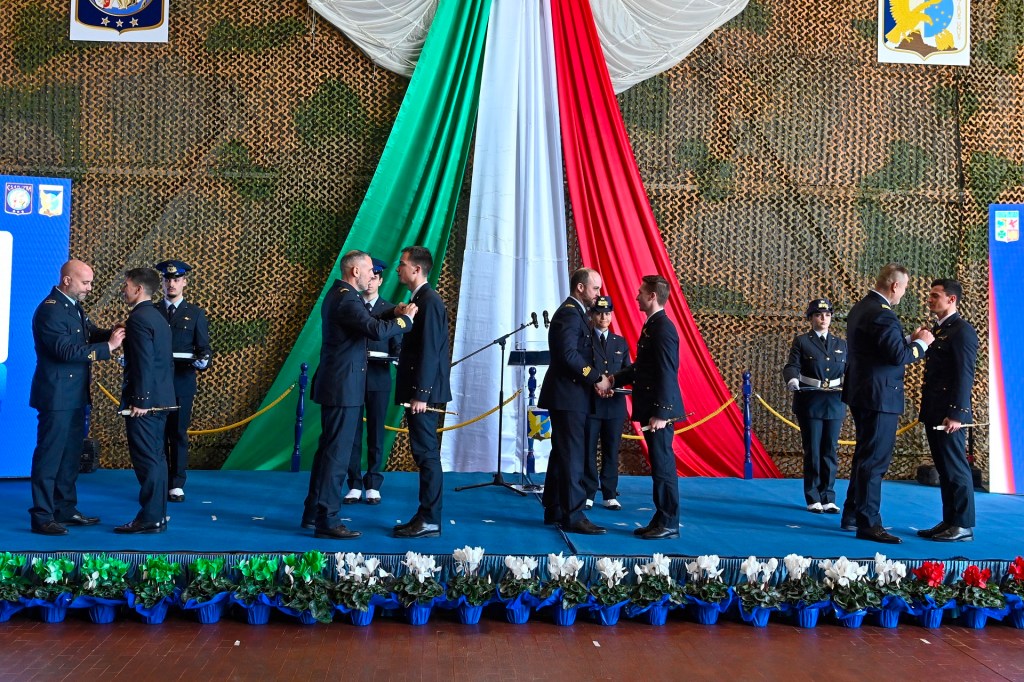 Aeronautica Militare, 70° stormo: cerimonia di consegna delle Aquile di Pilota di aeroplano agli allievi piloti del corso “Falco&nbsp;VI”